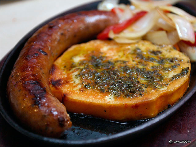 Una compacta longaniza y una cremosa Provoleta en la Tabla Chillaneja - Los Buenos Muchachos - Cumming